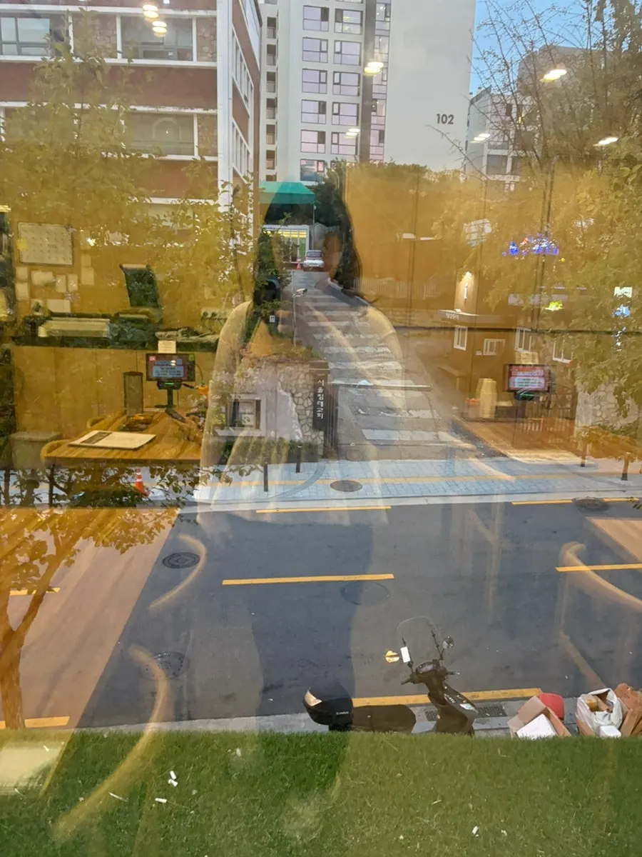 조리 모습이 보이는 오픈키친 쪽 매장 전경
