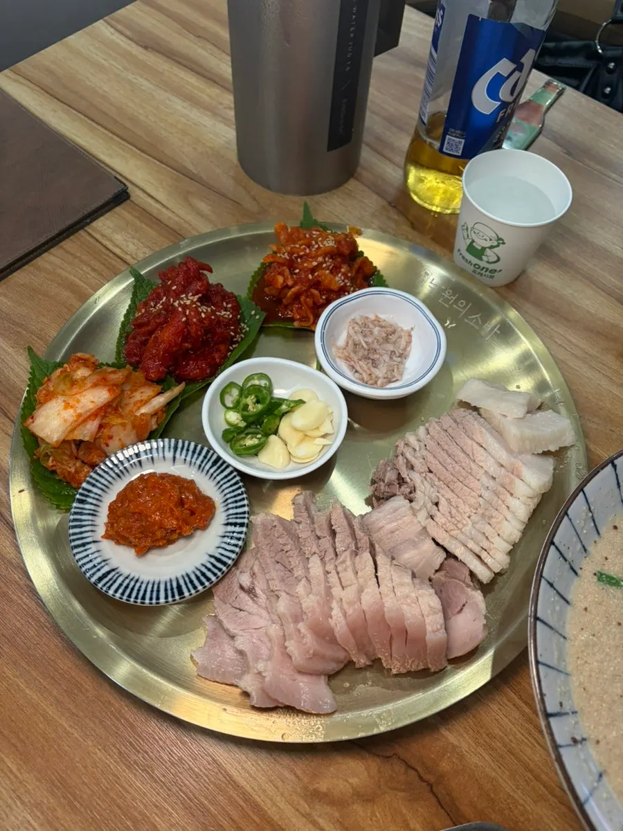놋그릇에 담겨 나온 보쌈 소 한 판