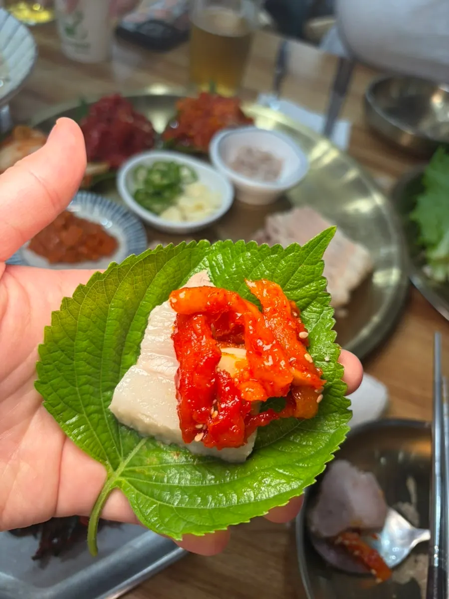 배추에 보쌈과 명태회무침을 올려 싼 쌈