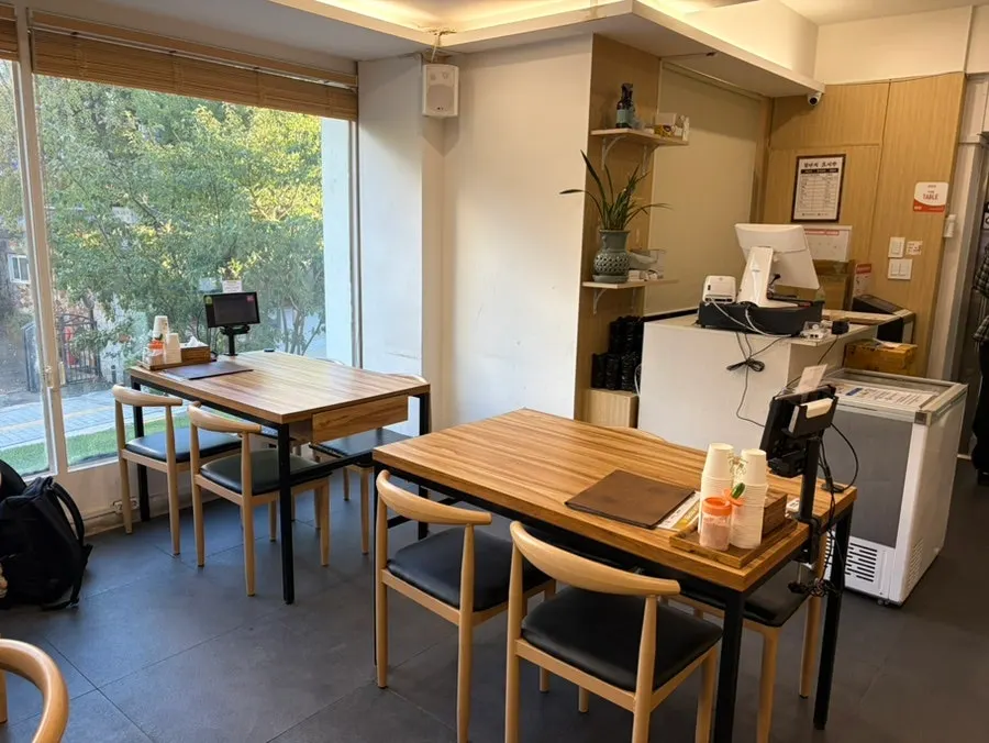 Seating with customers on a weekday evening at Nagwon-ui Soba