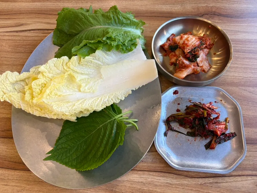 Wrap vegetables and kimchi served with bossam order