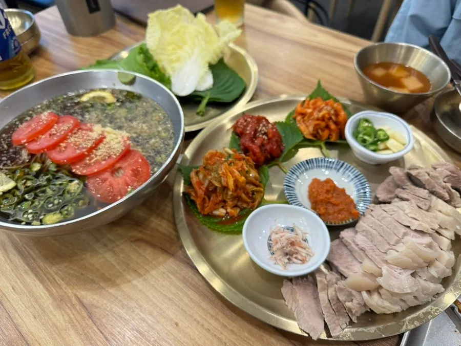 보쌈과 소바가 함께 차려진 2인 상차림