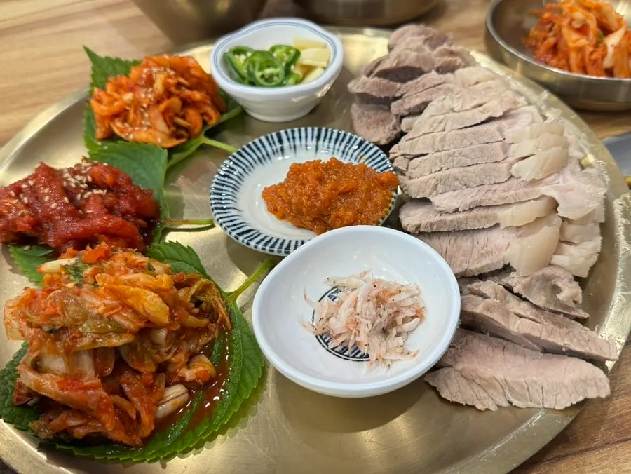 김치와 무, 명태회무침이 함께 나온 보쌈 구성