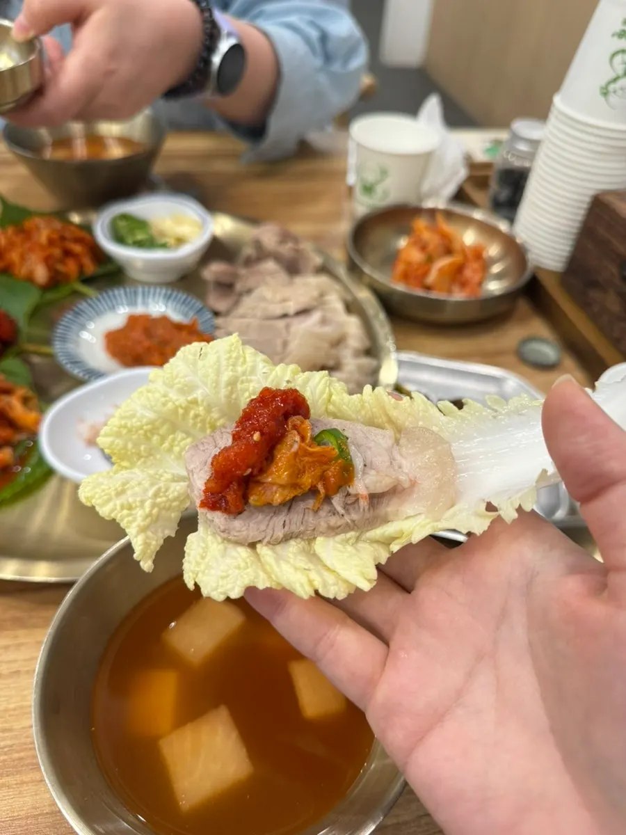 명태회무침과 보쌈을 올린 쌈채소