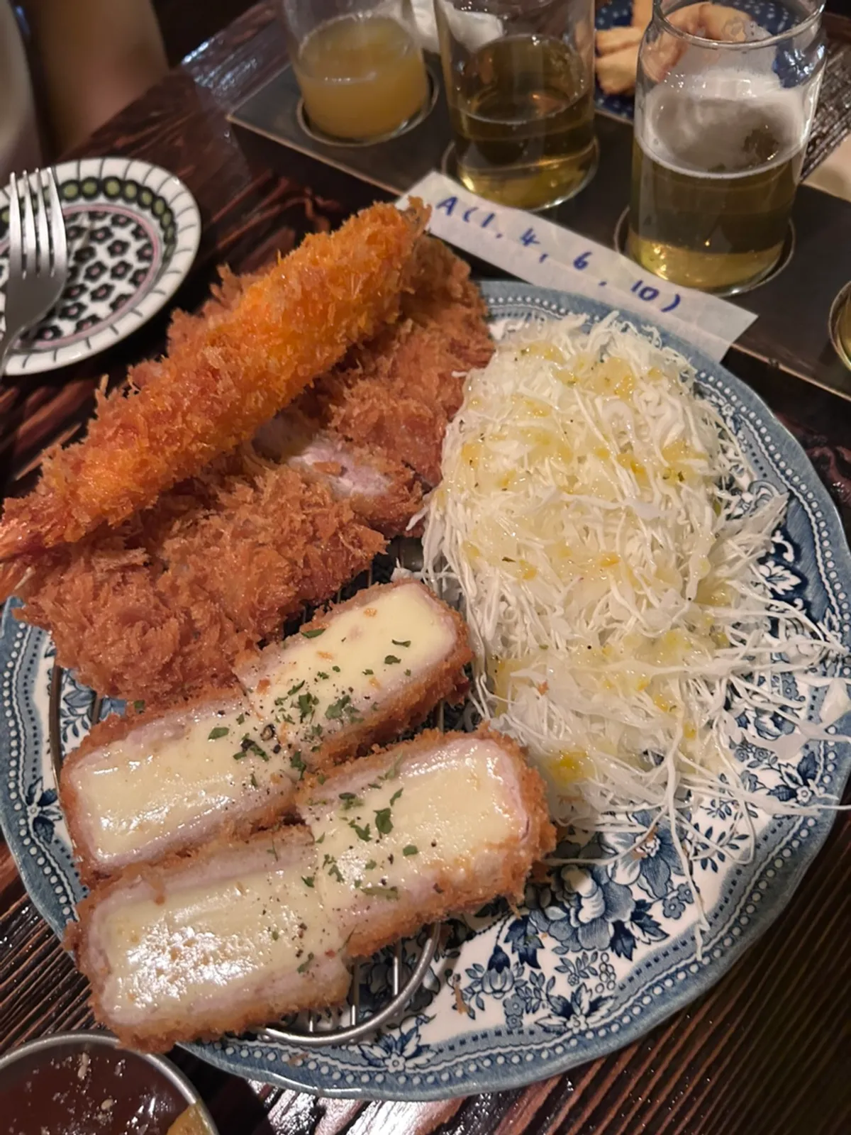 브아브아 수제맥주 샘플러와 안주 테이블