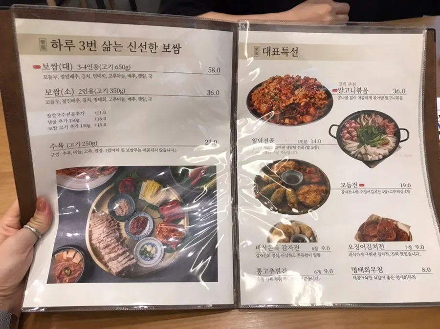 깔끔한 테이블석으로 꾸며진 매장 내부