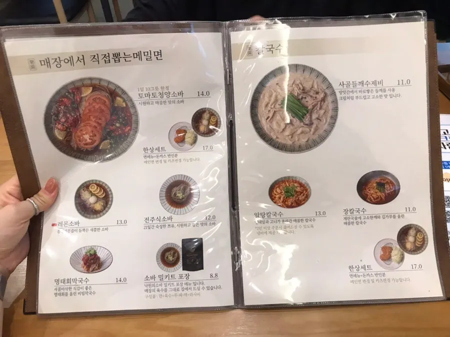 여럿이 앉을 수 있는 단체석 공간