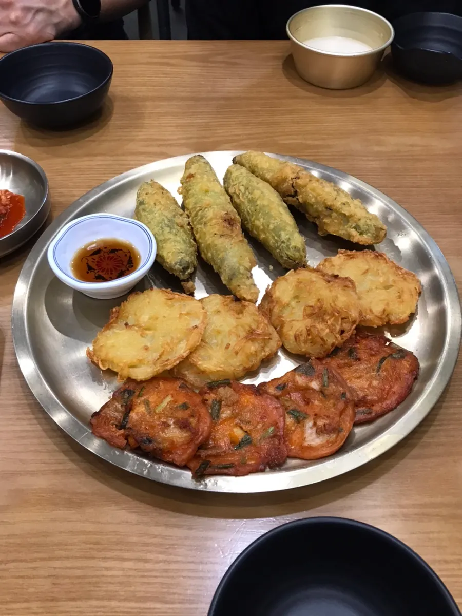 테이블에 차려진 보쌈과 칼국수 한상