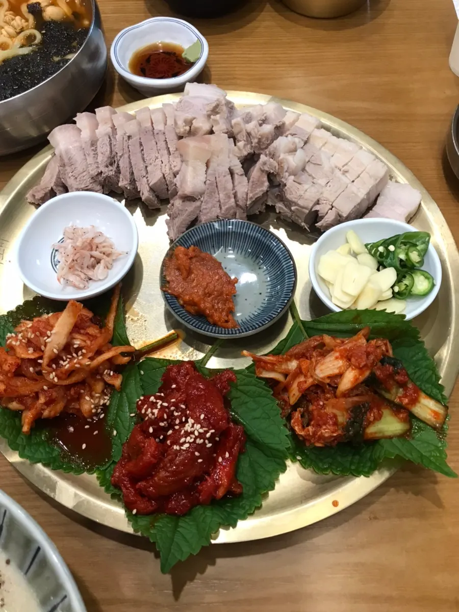 사골 육수에 감자수제비가 든 사골들깨수제비