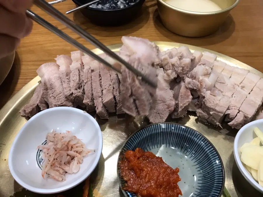 푸짐하게 담겨 나온 보쌈 2인 상차림