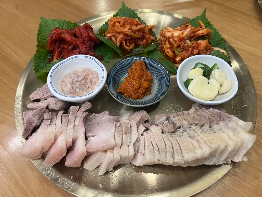 가지런히 담겨 나온 보쌈 소 2인용 상차림
