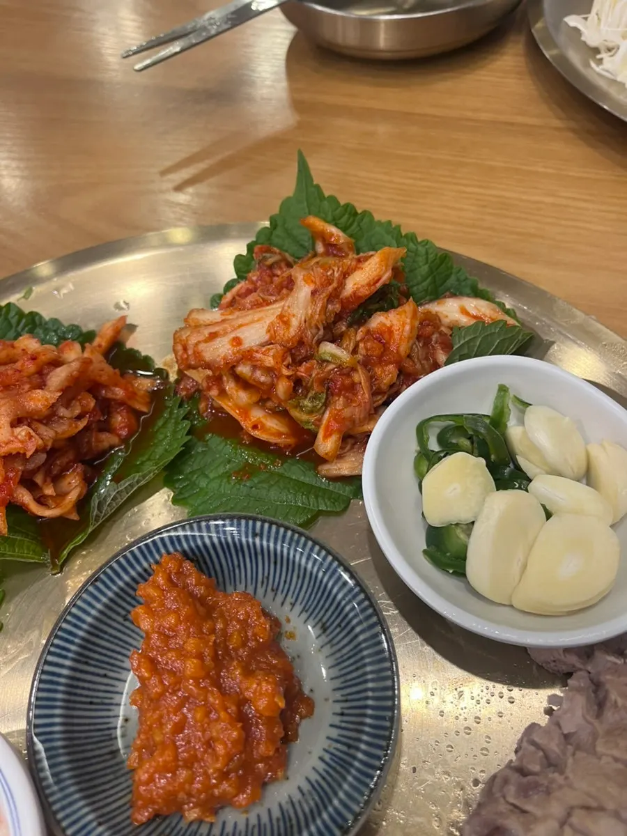 싱싱한 쌈 채소와 보쌈 한 점