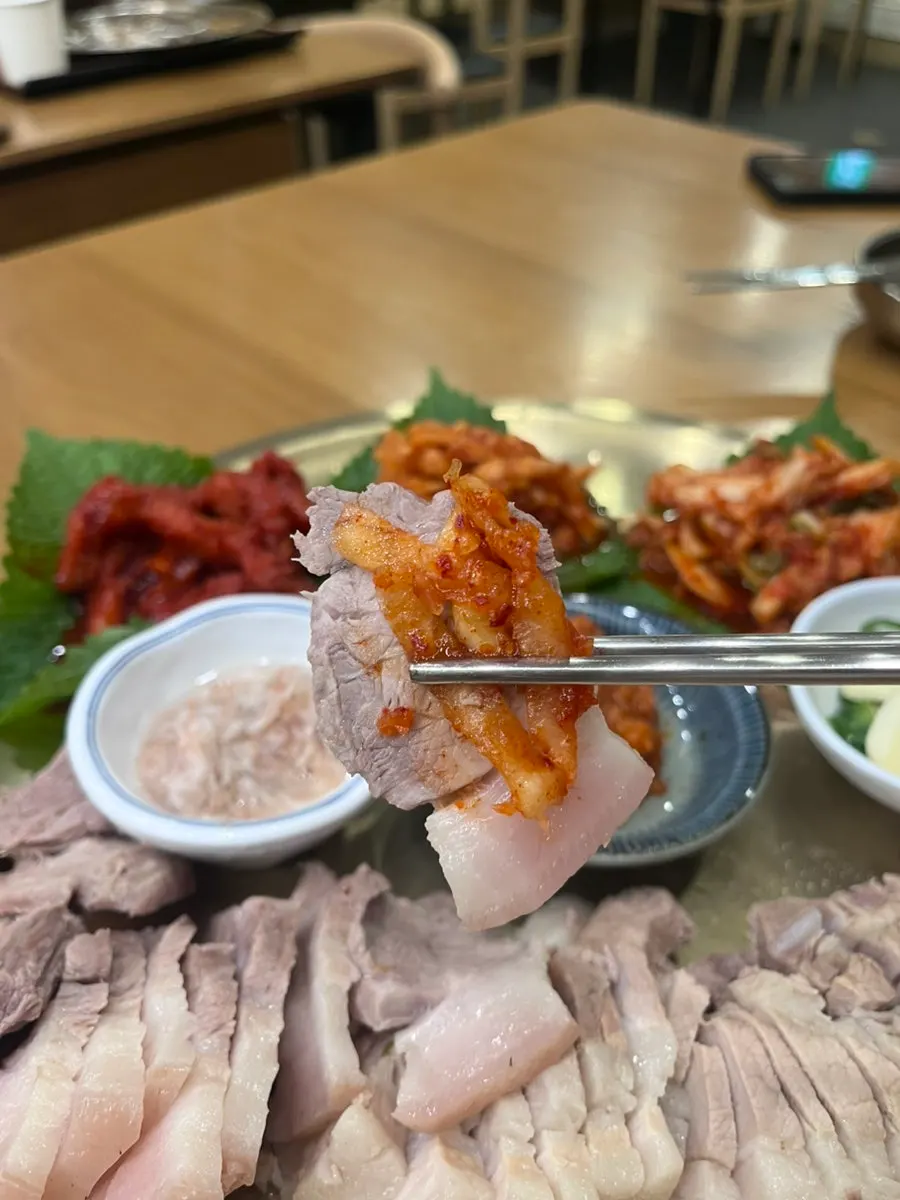 보쌈 곁들임 반찬 접시