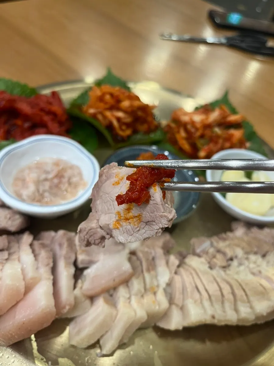보쌈 쌈 한 입 크기로 싼 모습