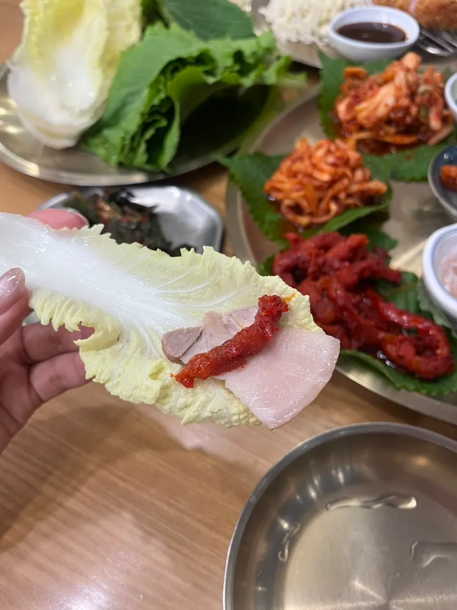 보쌈 소 2인용 접시 위 고기