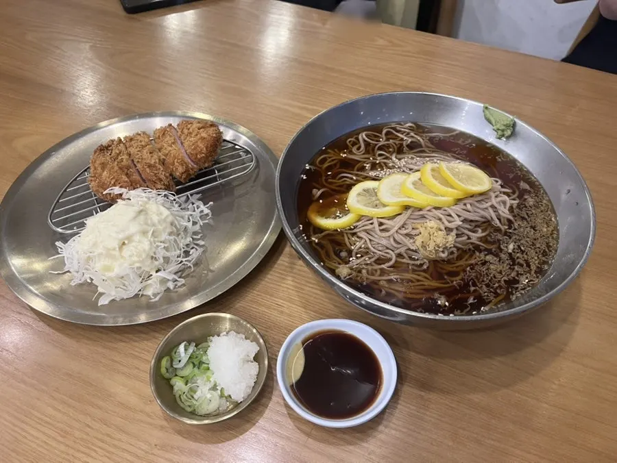 레몬소바와 돈까스 반인분으로 구성된 한상세트