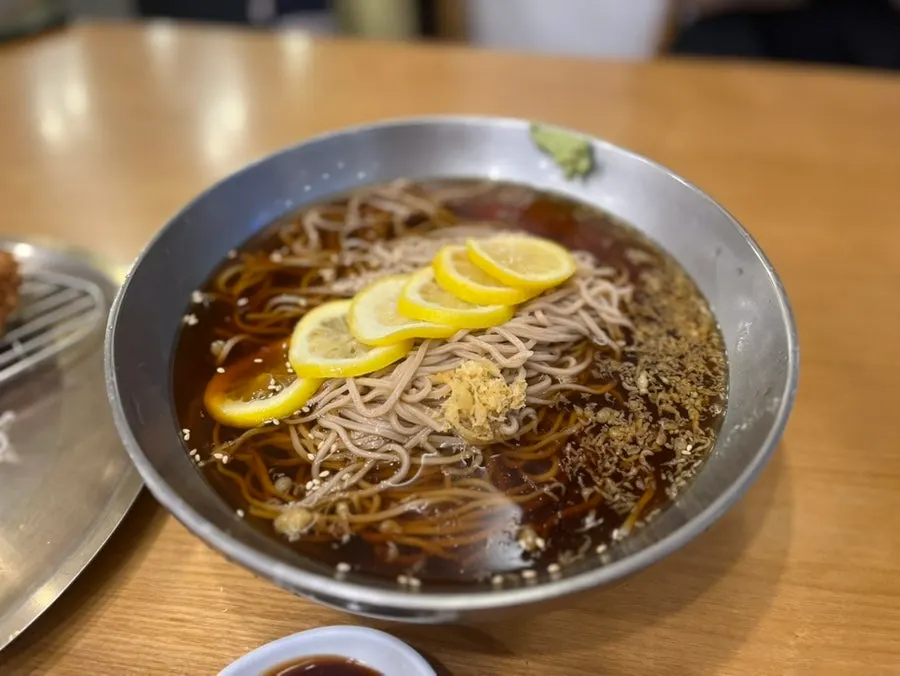 바삭하게 튀겨진 돈까스 반인분