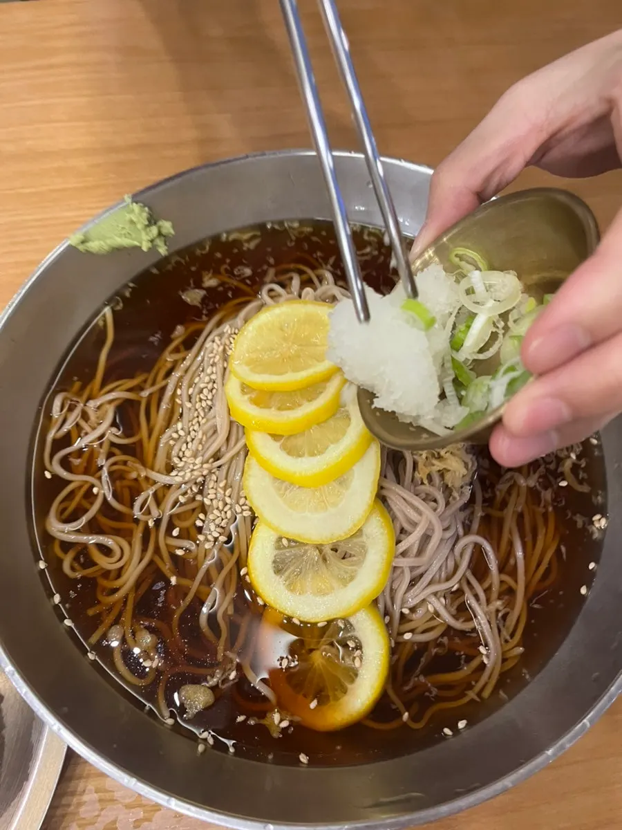 레몬이 올라간 레몬소바 클로즈업