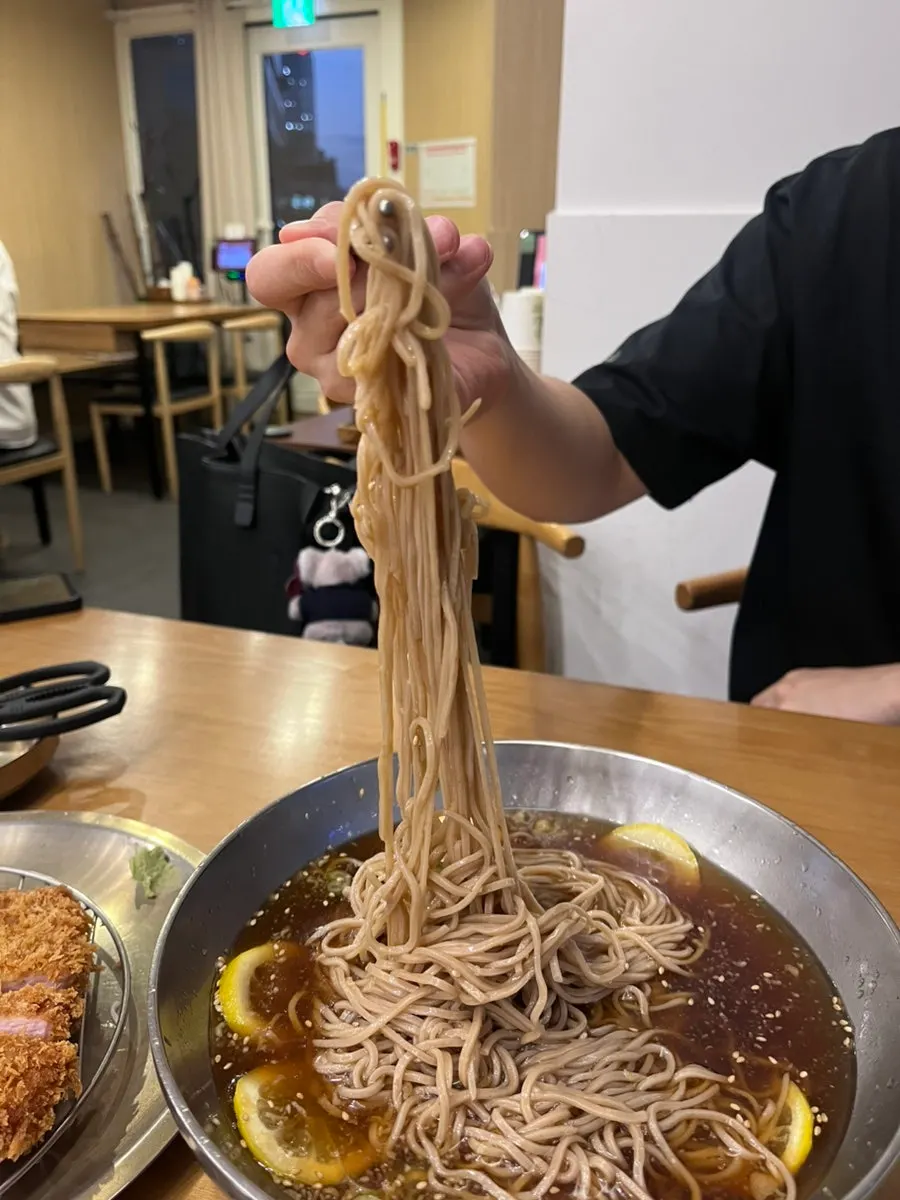 소바 면을 집어 올린 모습