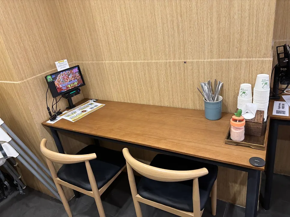 The Nagwon-ui Soba dining room with tables for two up to larger groups