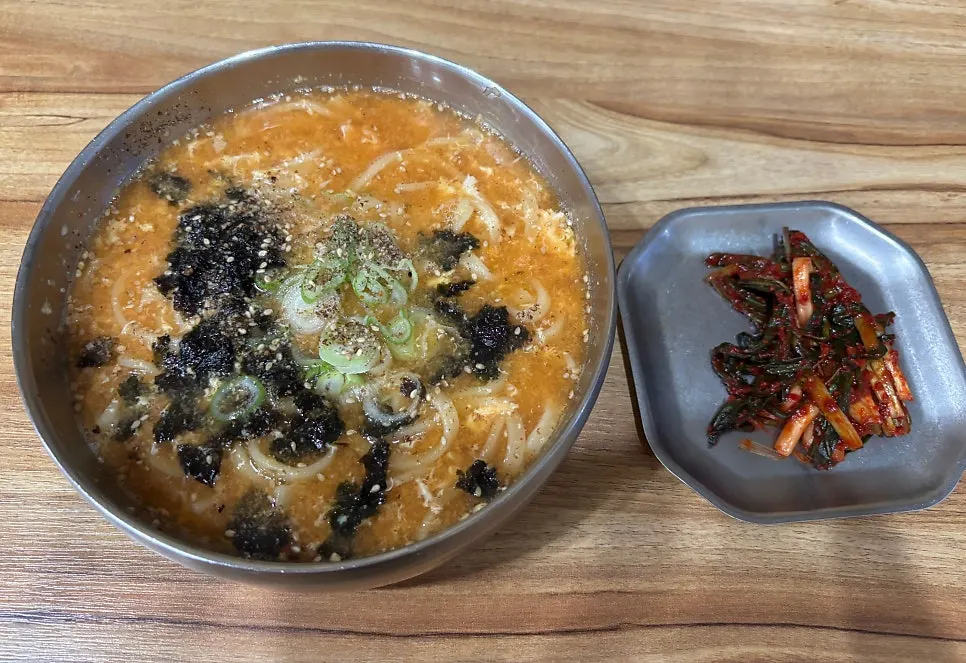 Jjang kalguksu and pollock hoe makguksu served first