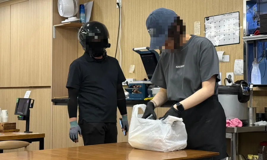 店內進行外帶外送準備的畫面