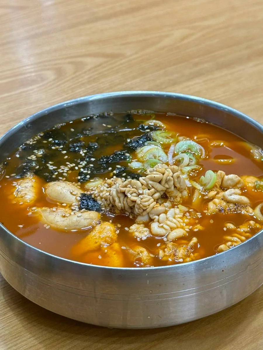 滿滿魚卵與內臟的內臟明太魚卵鍋刀削麵