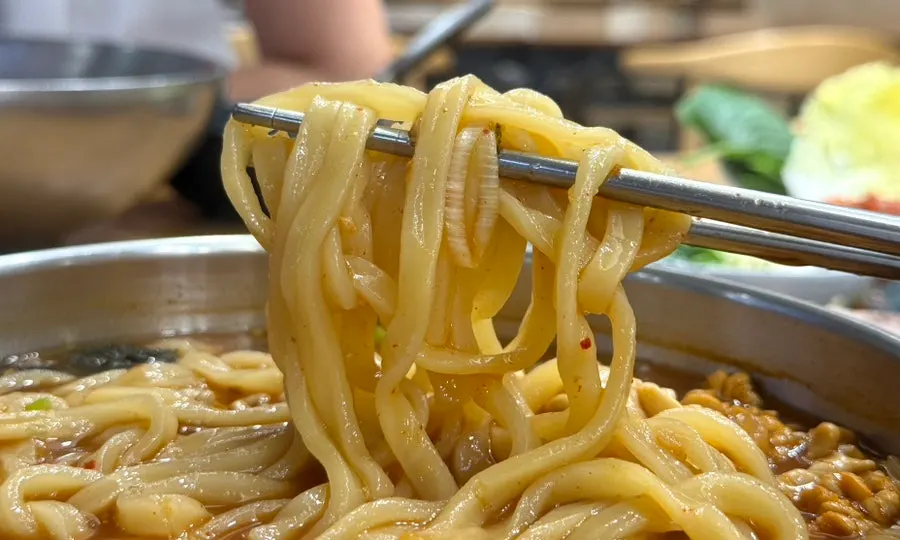 湯汁滲入麵條的內臟明太魚卵鍋刀削麵麵條