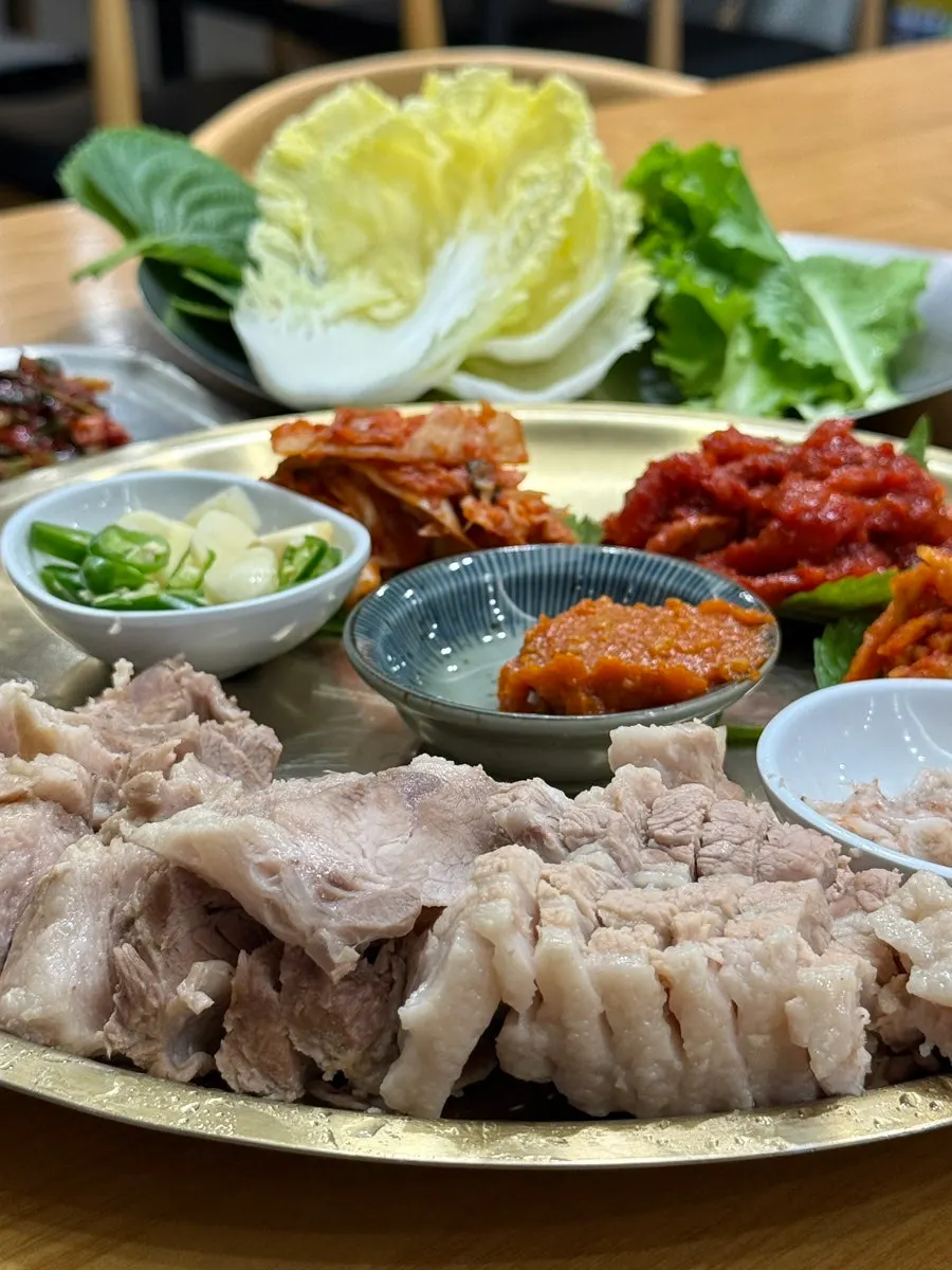 店家親自水煮的整份菜包肉組合