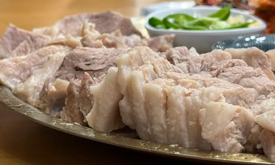 剛煮好熱騰騰上桌的菜包肉