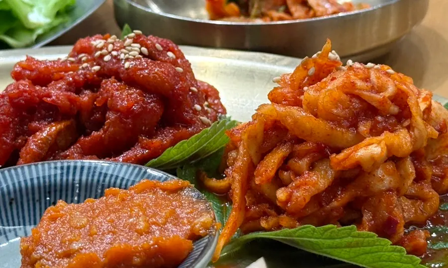 搭配菜包肉一起上桌的兩種泡菜與明太魚膾