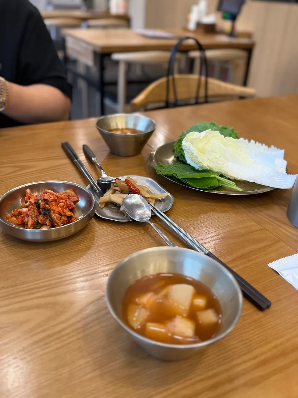 먼저 나온 밑반찬과 따뜻한 국물