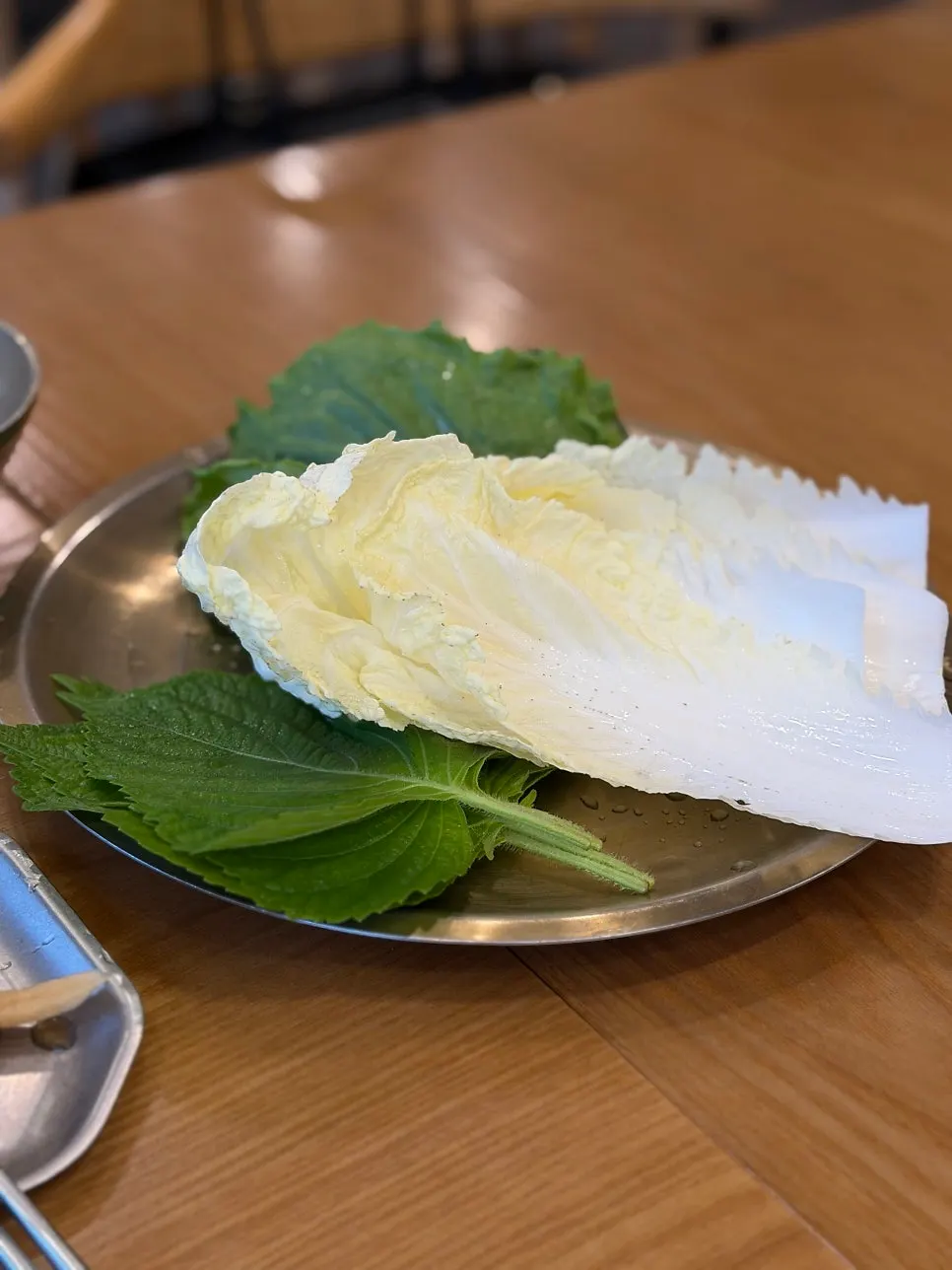 테이블에 차려진 밑반찬 구성