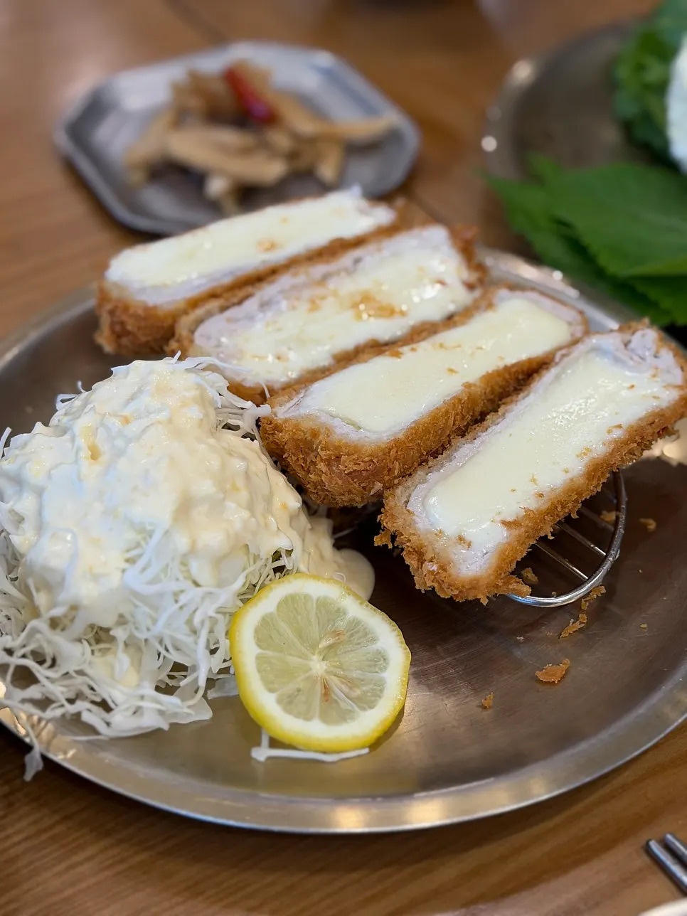 도톰하게 잘린 치즈카츠 단면