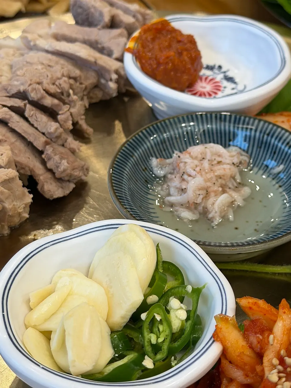 쌈장과 새우젓, 편마늘을 올린 보쌈