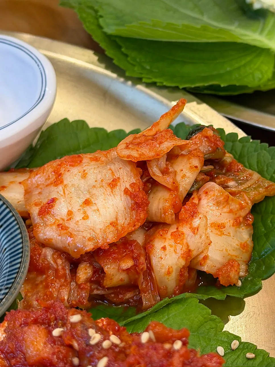 쌈을 싸서 올린 보쌈 한 점