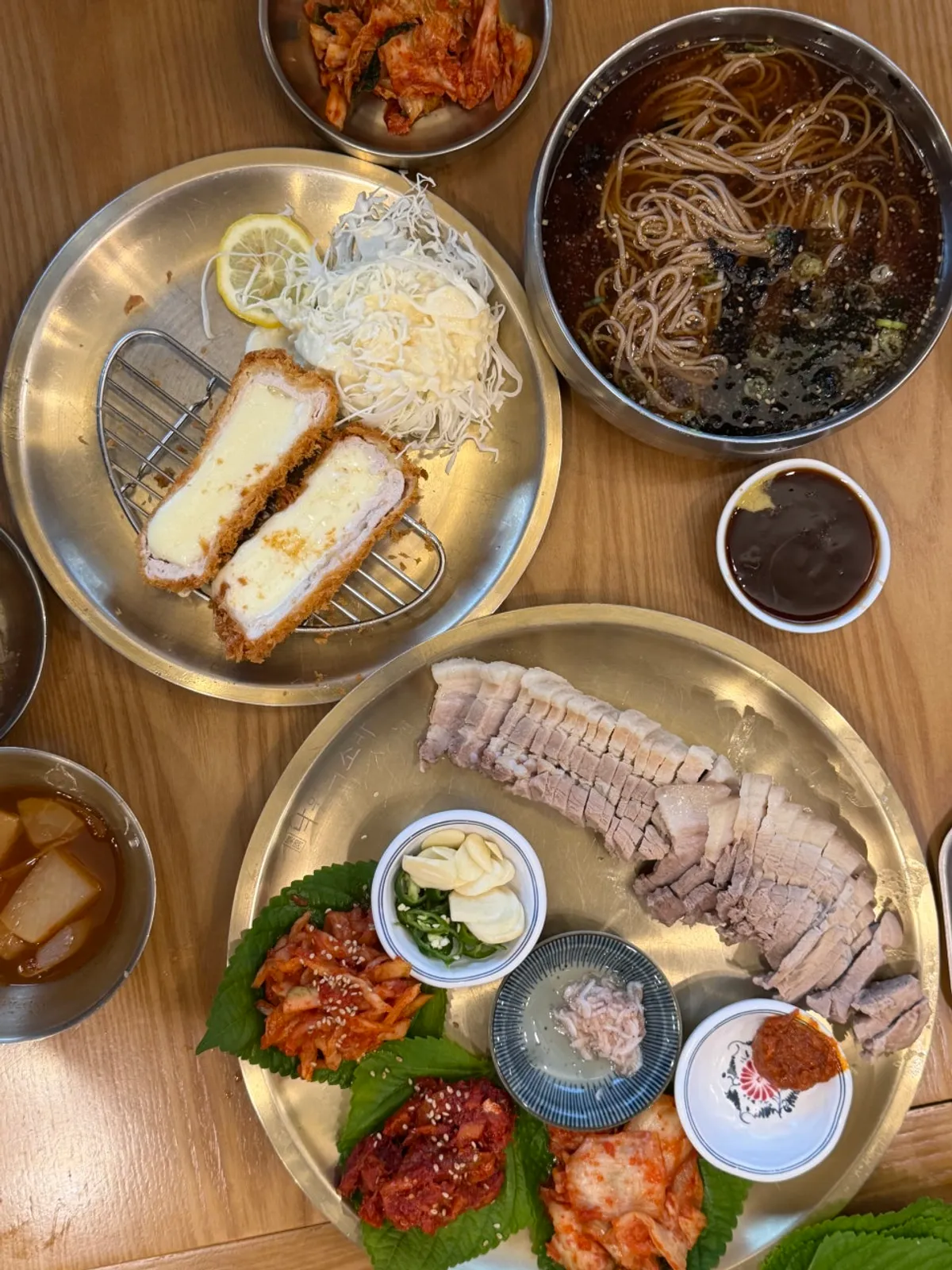 보쌈과 소바, 치즈카츠가 함께 놓인 상차림