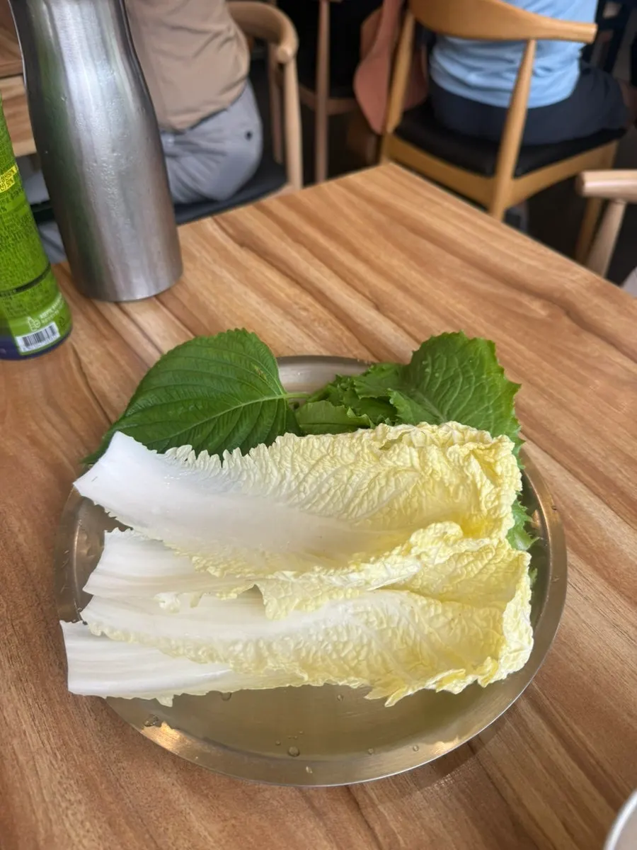 보쌈과 전주식소바, 치즈까스 상차림