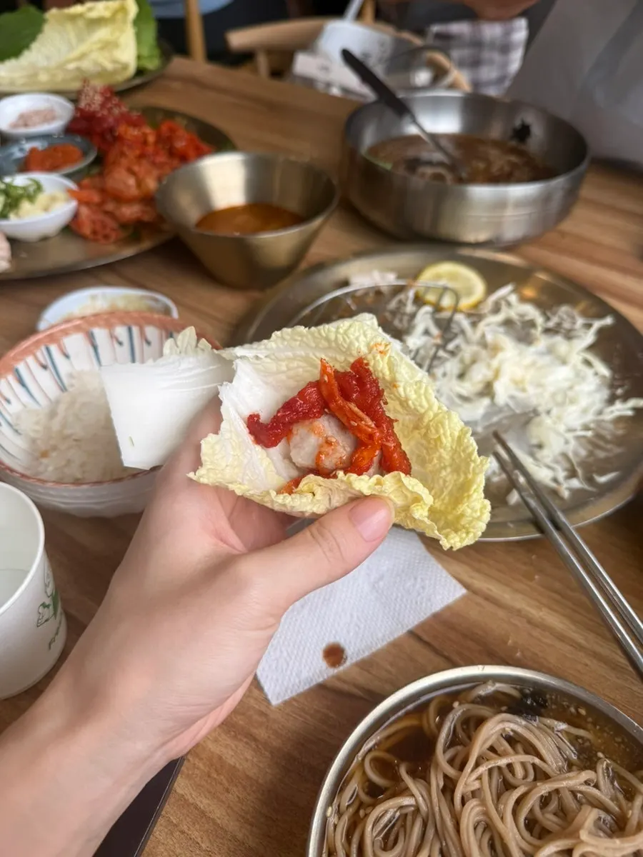쌈야채와 명태회, 무말랭이 곁들인 보쌈