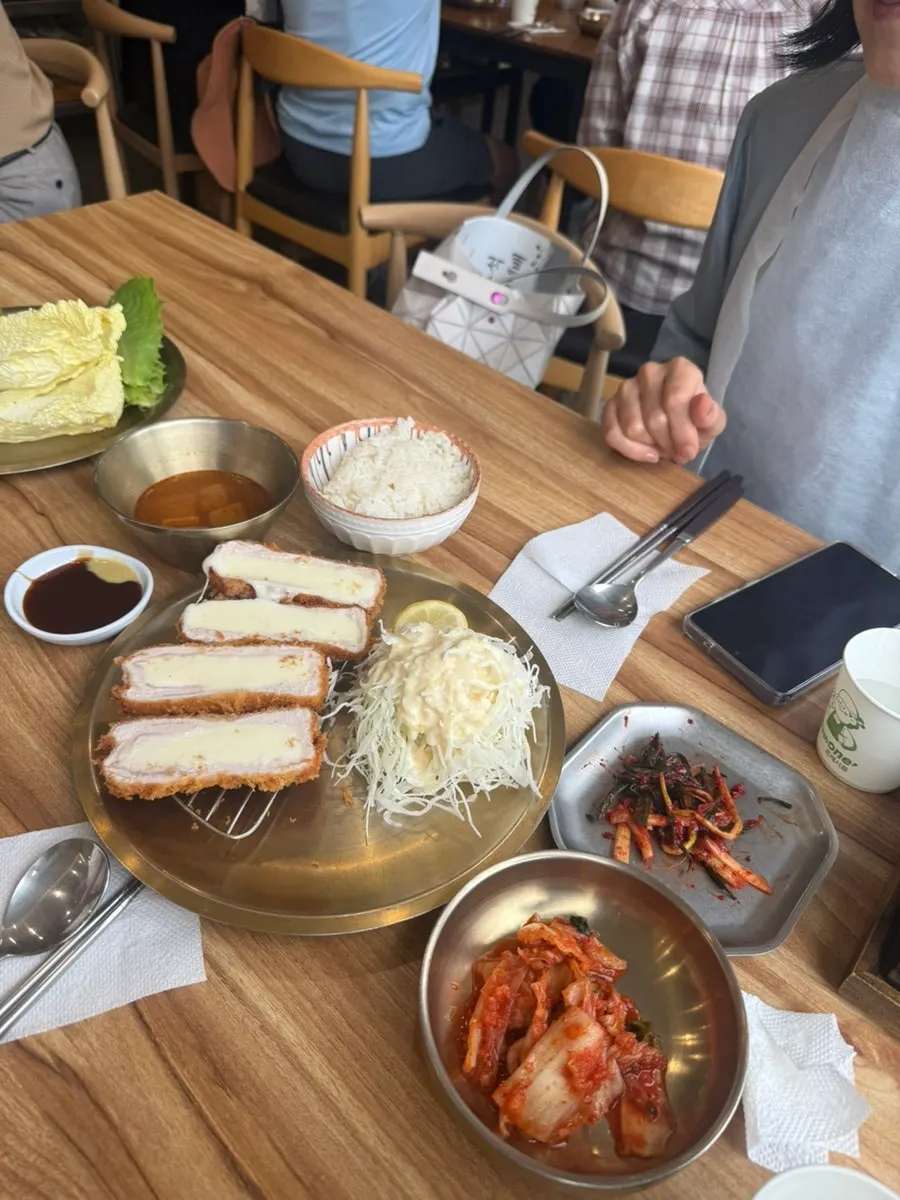 모짜렐라가 늘어나는 치즈까스