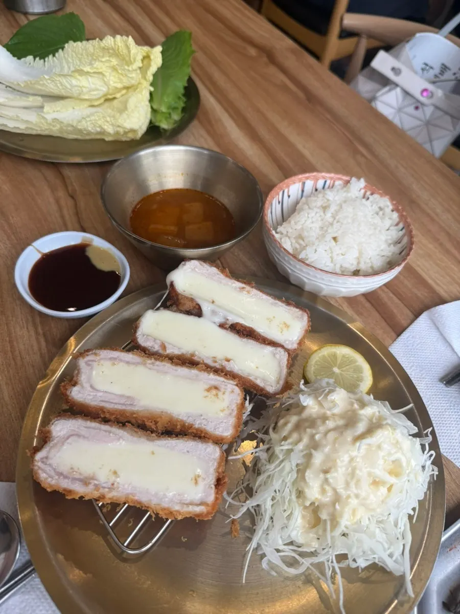 치즈까스와 과일소스 샐러드, 매콤한 국물