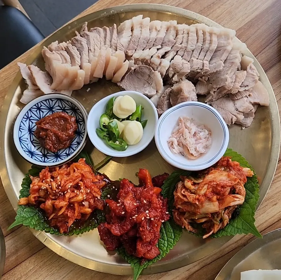 A plate of Nagwon-ui Soba bossam made with pork belly