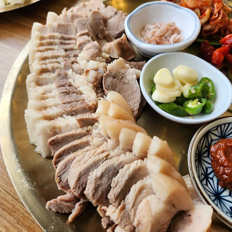 Pollock hoe and side dishes served with bossam