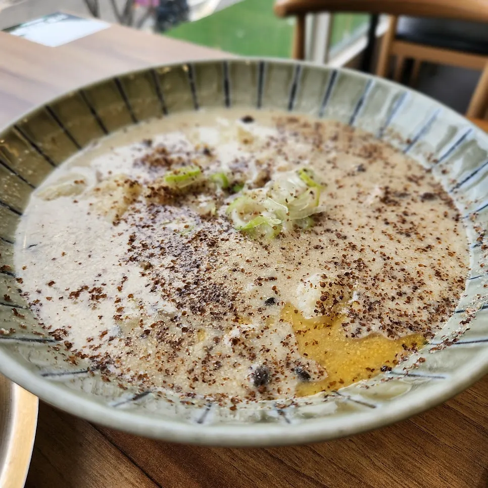 Cream-like thick bone-broth perilla sujebi