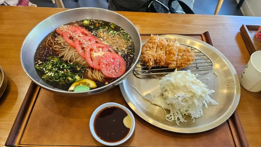 Standard side dishes of pickled vegetables and napa cabbage kimchi