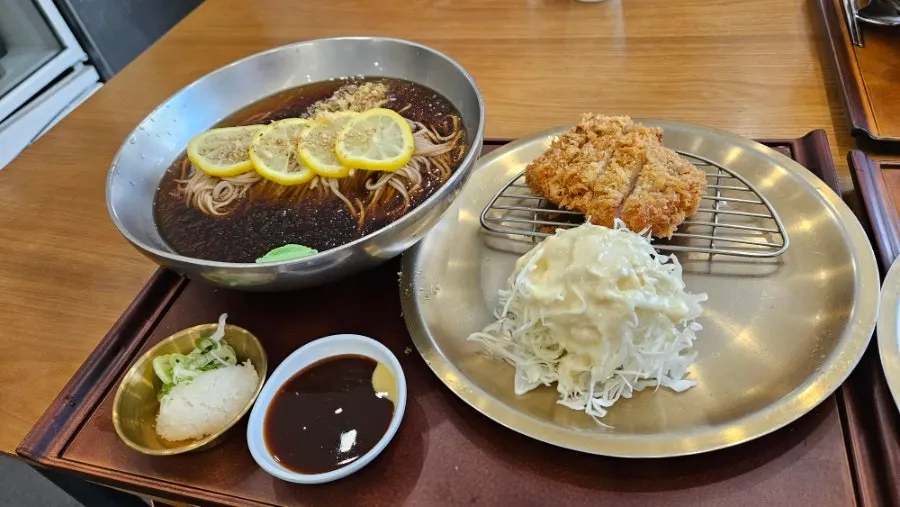 Soba set served together with pork cutlet