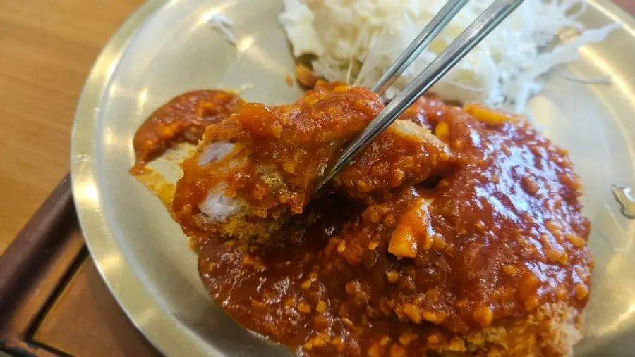 Pork cutlet topped with Gyeonghyang-style sauce