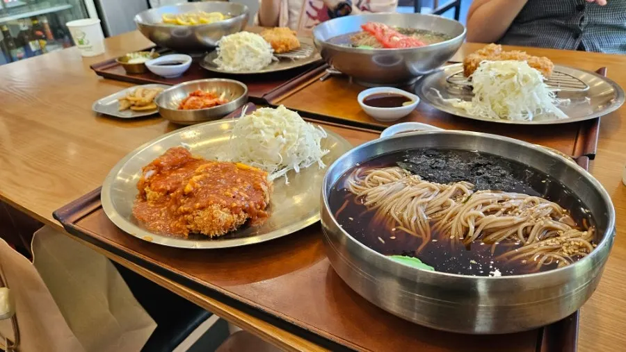 Table setting of the Jeonju-style soba set