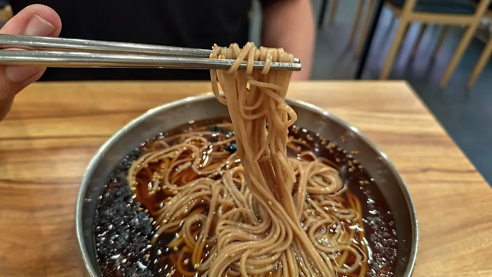 명태회를 올린 막국수 한 그릇