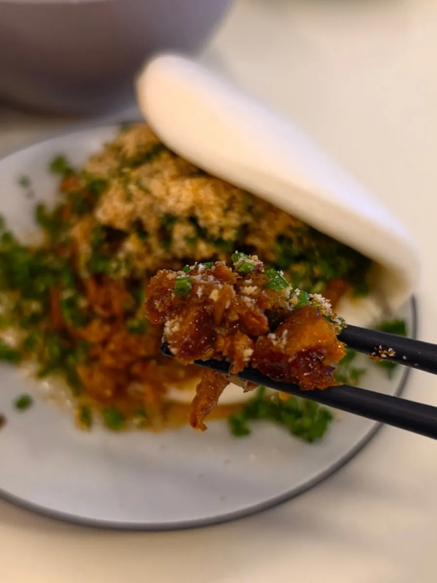 Classic bao with pork and toppings